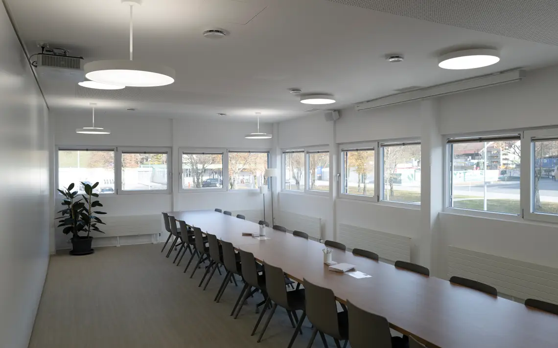 Photo de l'intérieur d'une salle de conférence du MIC
